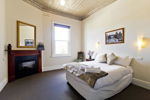 Deloraine Hotel - Accommodation ACT 6