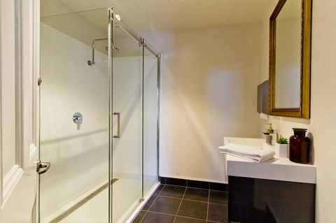 Deloraine Hotel - Accommodation ACT 7
