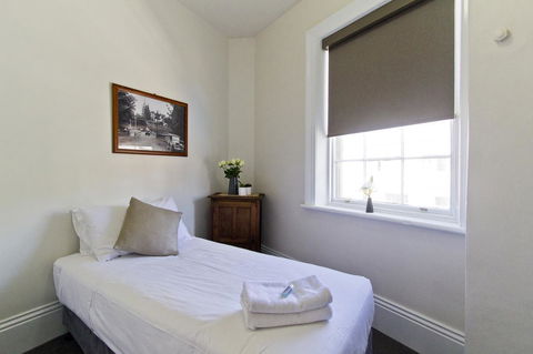 Deloraine Hotel - Accommodation ACT 24