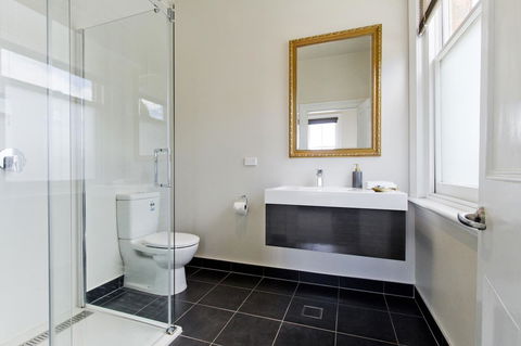 Deloraine Hotel - Accommodation ACT 2