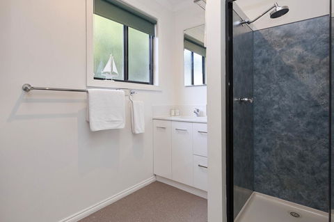 KINGFISHER COTTAGE Beachfront At The Binalong Bay - Accommodation ACT 2