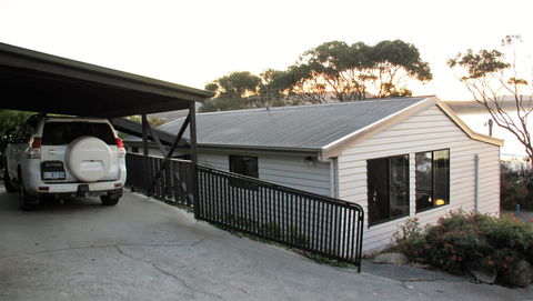 KINGFISHER COTTAGE Beachfront At The Binalong Bay - Accommodation ACT 21
