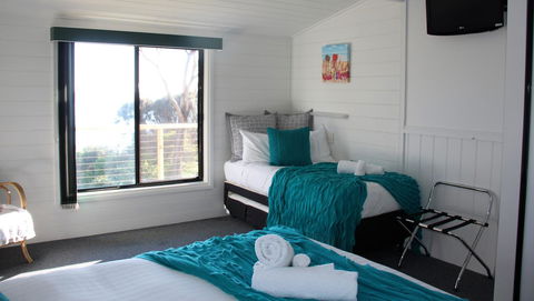 KINGFISHER COTTAGE Beachfront At The Binalong Bay - Accommodation ACT 5