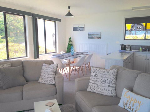 KINGFISHER COTTAGE Beachfront At The Binalong Bay - Accommodation ACT 24