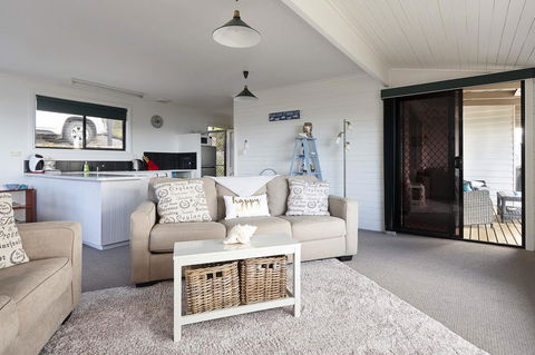 KINGFISHER COTTAGE Beachfront At The Binalong Bay - Accommodation ACT 22