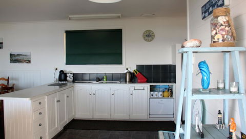 KINGFISHER COTTAGE Beachfront At The Binalong Bay - Accommodation ACT 20