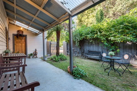 Avalon House - Accommodation ACT 32