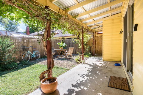 Avalon House - Accommodation ACT 19