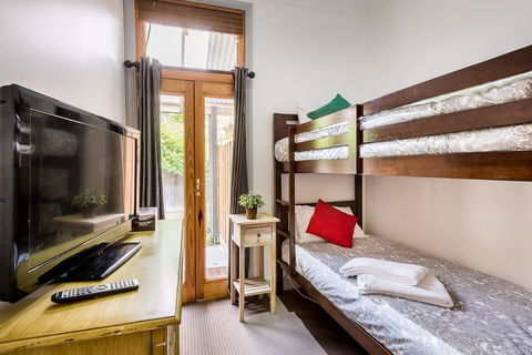 Avalon House - Accommodation ACT 17