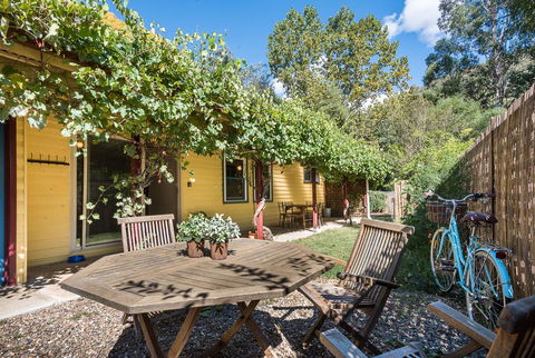 Avalon House - Accommodation ACT 6