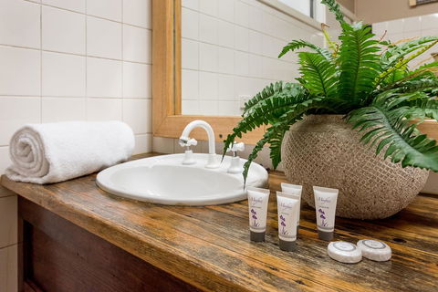 Avalon House - Accommodation ACT 38