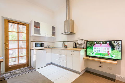 Avalon House - Accommodation ACT 31