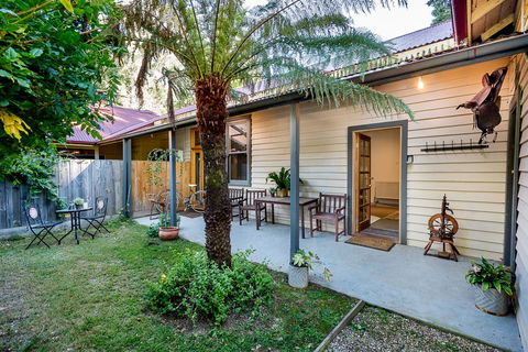 Avalon House - Accommodation ACT 22