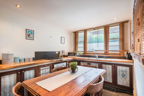 Avalon House - Accommodation ACT 40