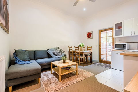 Avalon House - Accommodation ACT 18