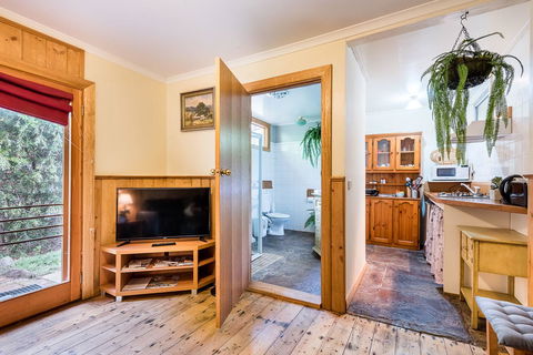 Avalon House - Accommodation ACT 42