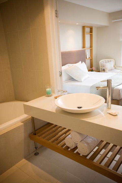 Deep Blue Hotel & Hot Springs - Accommodation ACT 38