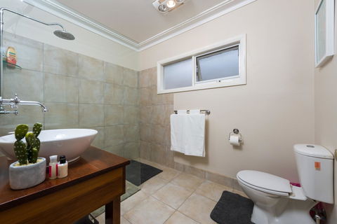 Lovely 5BR Full House In Glen Waverley, Walk To Train, Bus & Shops - Accommodation ACT 6