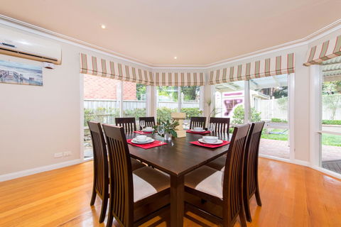 Lovely 5BR Full House In Glen Waverley, Walk To Train, Bus & Shops - Accommodation ACT 4