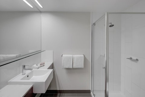 Travelodge Hotel Melbourne Docklands - Accommodation ACT 6