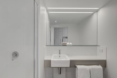Travelodge Hotel Melbourne Docklands - Accommodation ACT 8