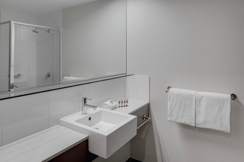 Travelodge Hotel Melbourne Docklands - Accommodation ACT 14