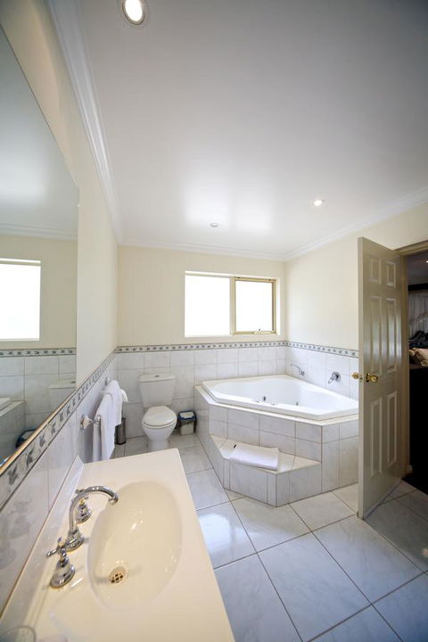 Sanctuary House Resort Motel - Accommodation ACT 7