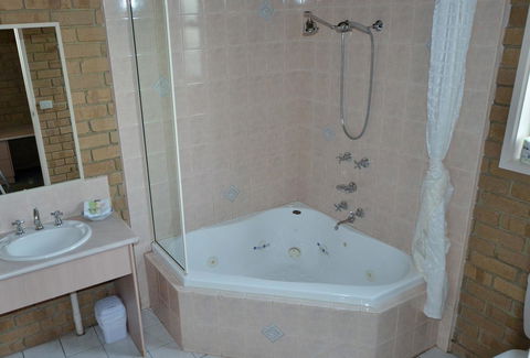 Tropicana Motor Inn - Accommodation ACT 13