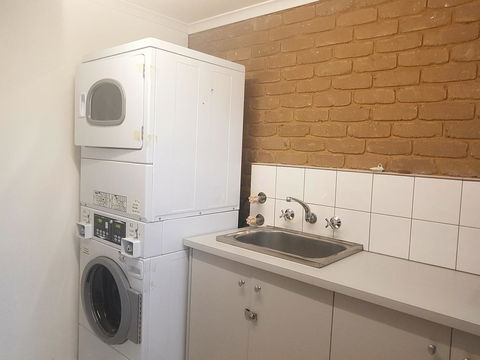 Tropicana Motor Inn - Accommodation ACT 28