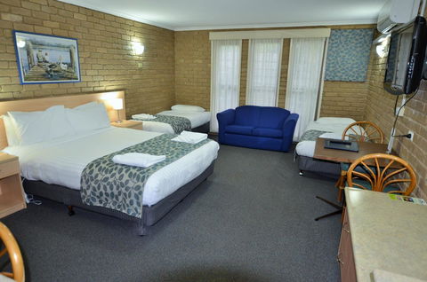 Tropicana Motor Inn - Accommodation ACT 9