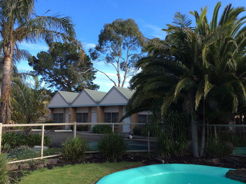 Tropicana Motor Inn - Accommodation ACT 36