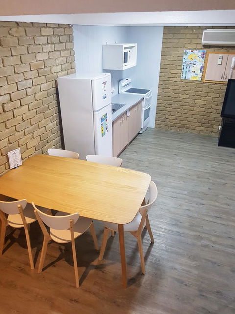 Tropicana Motor Inn - Accommodation ACT 27