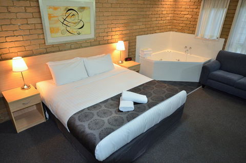 Tropicana Motor Inn - Accommodation ACT 5