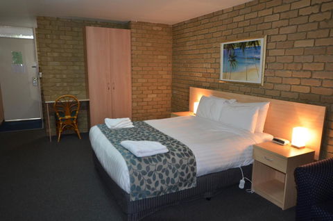 Tropicana Motor Inn - Accommodation ACT 4