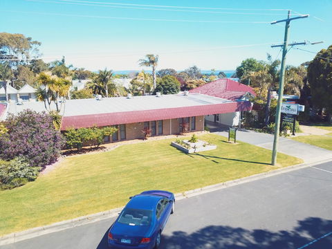 Tropicana Motor Inn - Accommodation ACT 17