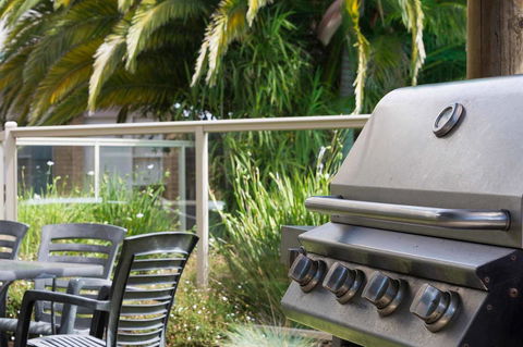Tropicana Motor Inn - Accommodation ACT 43