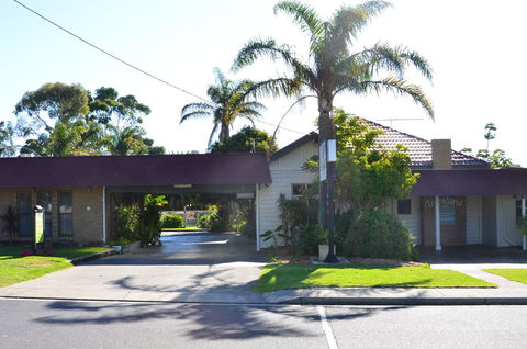 Tropicana Motor Inn - Accommodation ACT 20