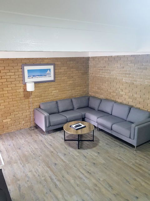Tropicana Motor Inn - Accommodation ACT 25