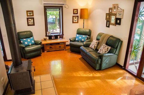 Ashwood Cottages - Accommodation ACT 11