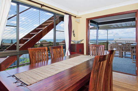 THE BOARDROOM ON BANKSIA - 11 Banksia Ave Bonny Hills - Accommodation ACT 2