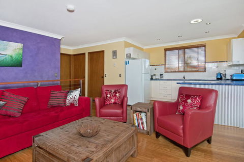 THE BOARDROOM ON BANKSIA - 11 Banksia Ave Bonny Hills - Accommodation ACT 0