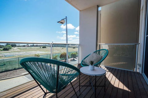 The Cove @ New Port-Pool - Spa - Sauna - Gym & More - Accommodation ACT 1