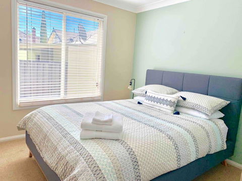The Entertainer - Downtown Orange, Sleeps 11 - Accommodation ACT 3
