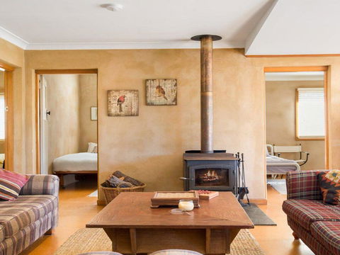 The Farmhouse - Grape Vines And Rolling Green Hills - Accommodation ACT 2