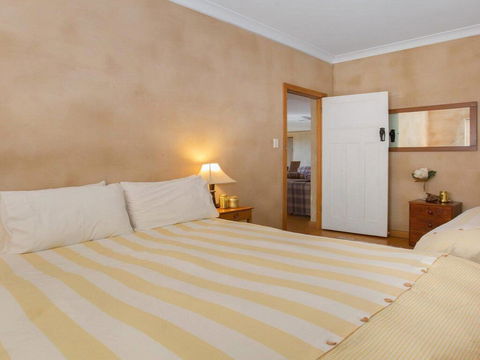 The Farmhouse - Grape Vines And Rolling Green Hills - Accommodation ACT 1