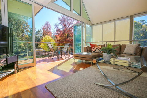 The Glass Pinnacle - Accommodation ACT 3