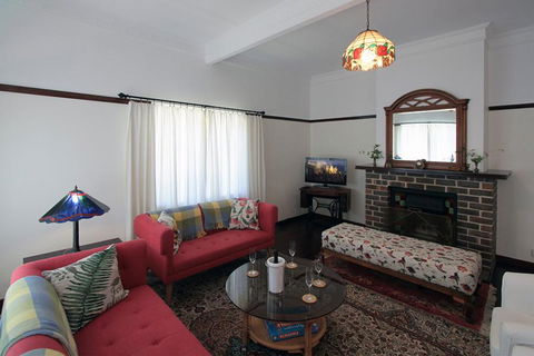 The Leura Mountain House - Accommodation ACT 1