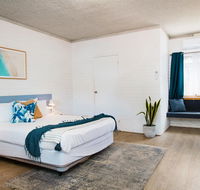 The Med Crescent Head - Accommodation ACT