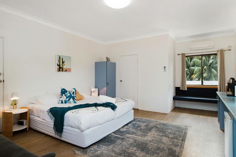 The Med Crescent Head - Accommodation ACT 1