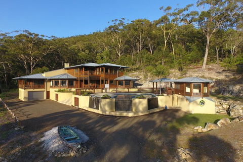 The Pool House - Accommodation ACT 2